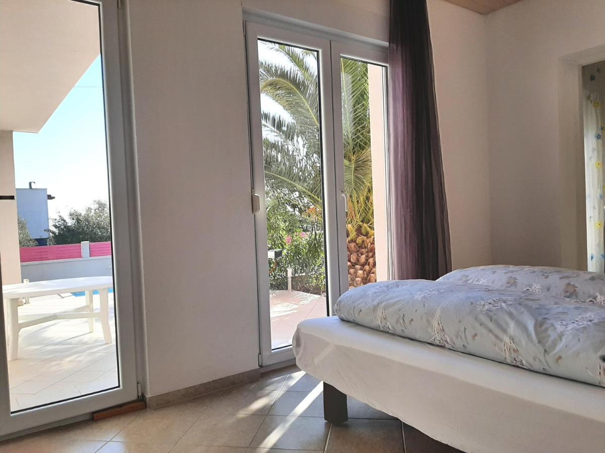 Helles Doppelzimmer Mit Bad, Terrasse Und Pool, Seperater Eingang, Liznjan, Istrien Экстерьер фото