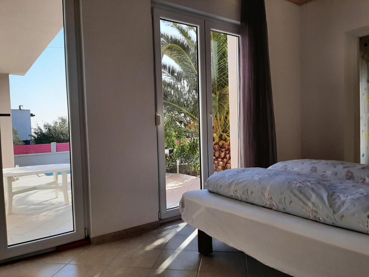 Helles Doppelzimmer Mit Bad, Terrasse Und Pool, Seperater Eingang, Liznjan, Istrien Экстерьер фото