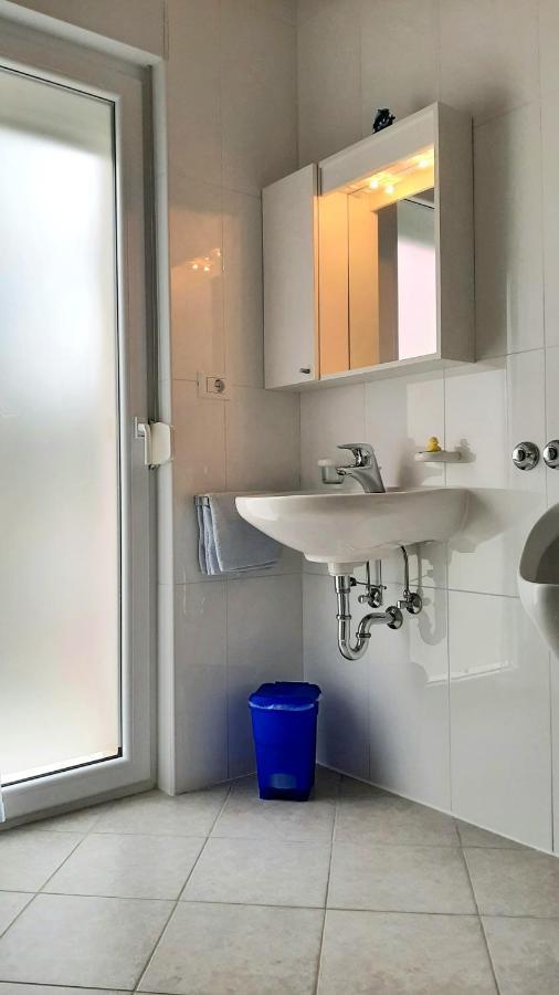 Helles Doppelzimmer Mit Bad, Terrasse Und Pool, Seperater Eingang, Liznjan, Istrien Экстерьер фото