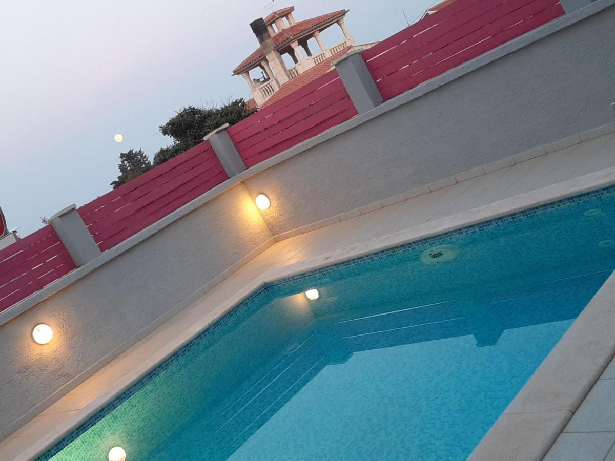 Helles Doppelzimmer Mit Bad, Terrasse Und Pool, Seperater Eingang, Liznjan, Istrien Экстерьер фото