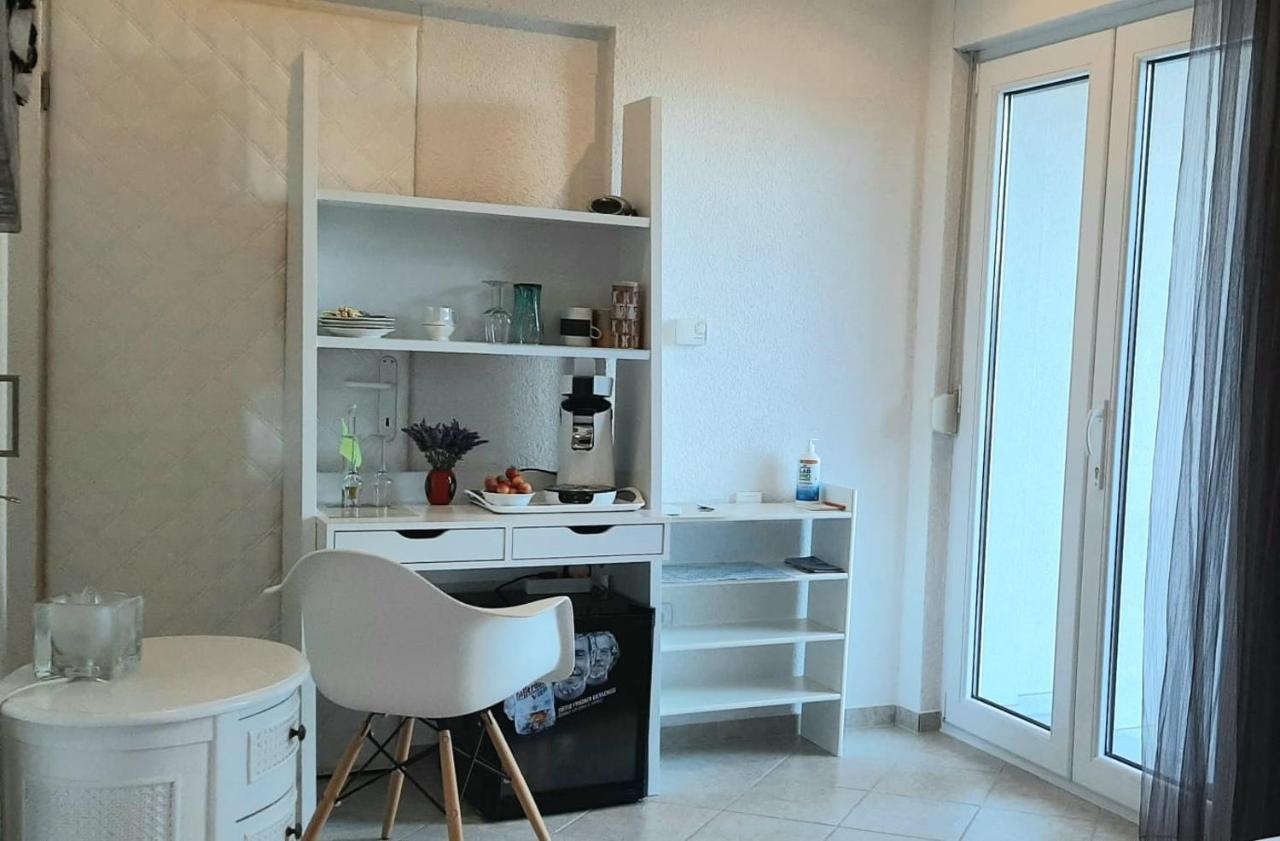 Helles Doppelzimmer Mit Bad, Terrasse Und Pool, Seperater Eingang, Liznjan, Istrien Экстерьер фото